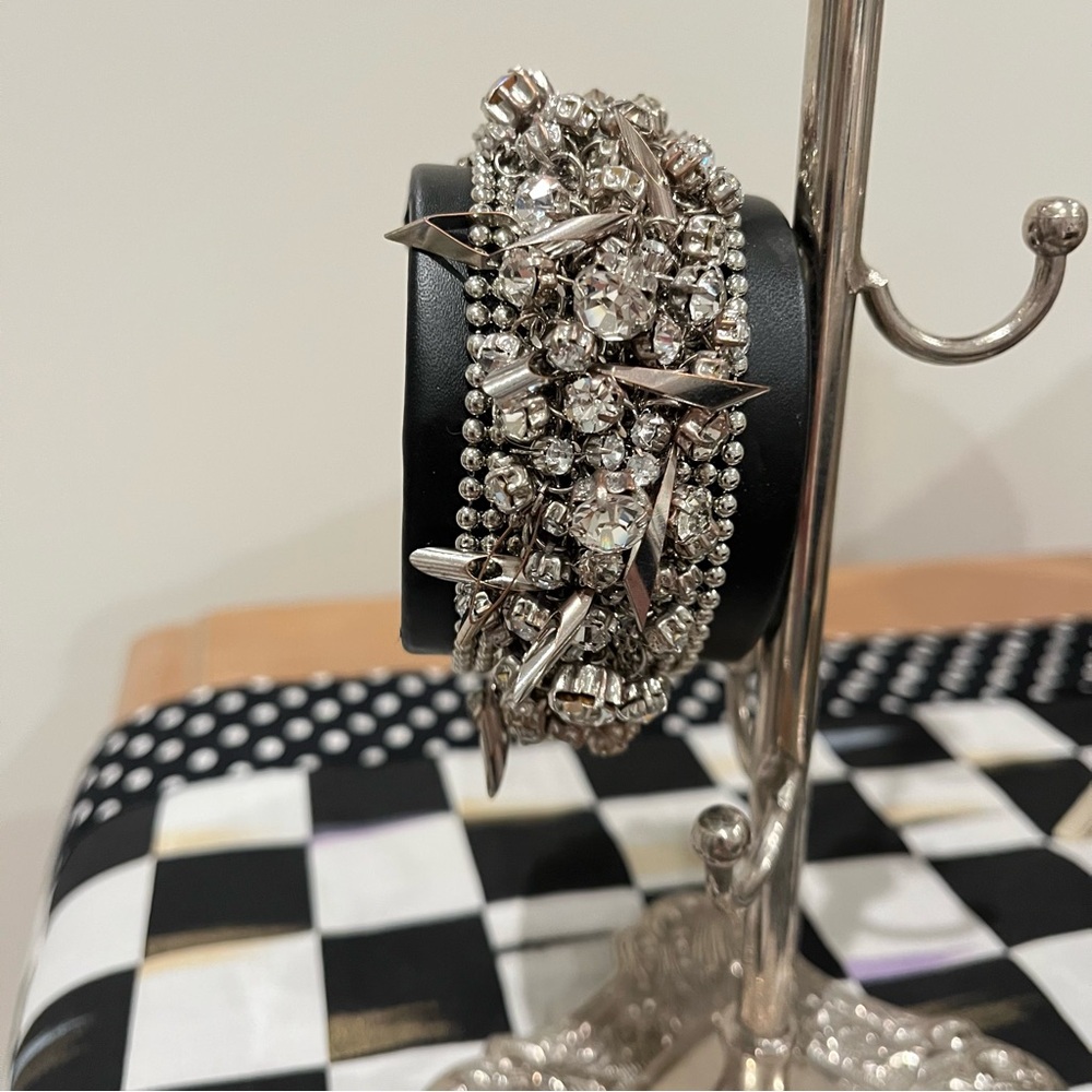 Elegant Silver and Black Women's Bracelet Cuff - Picture 4 of 5